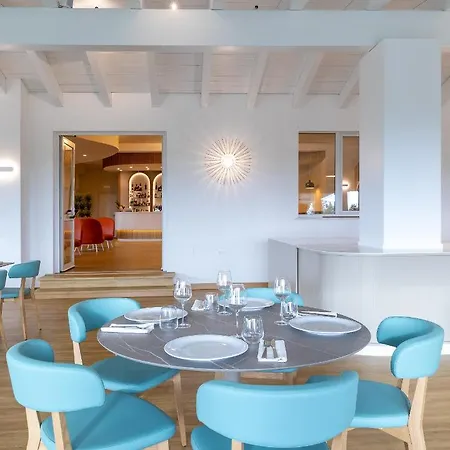 호텔 Lu' Porto Pino 4*