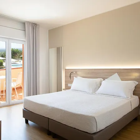 Hotel Lu' Porto Pino 4*
