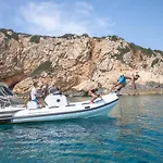 Lu' Porto Pino מלון