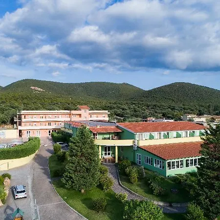 Lu' Porto Pino Отель 4*