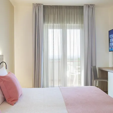 Lu' Porto Pino Отель Сант'Анна-Аррези