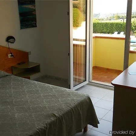 Отель Lu' Porto Pino Сант'Анна-Аррези