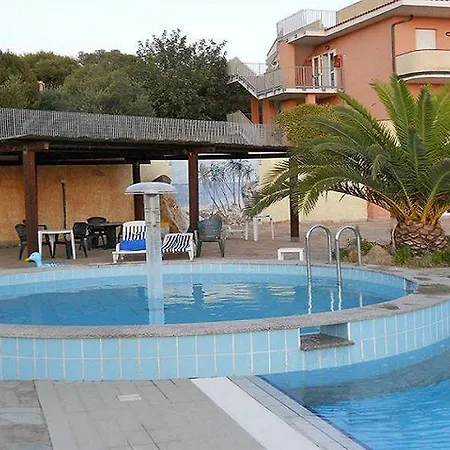 Lu' Porto Pino Отель