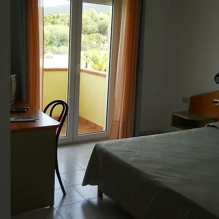 Lu' Porto Pino Отель Сант'Анна-Аррези