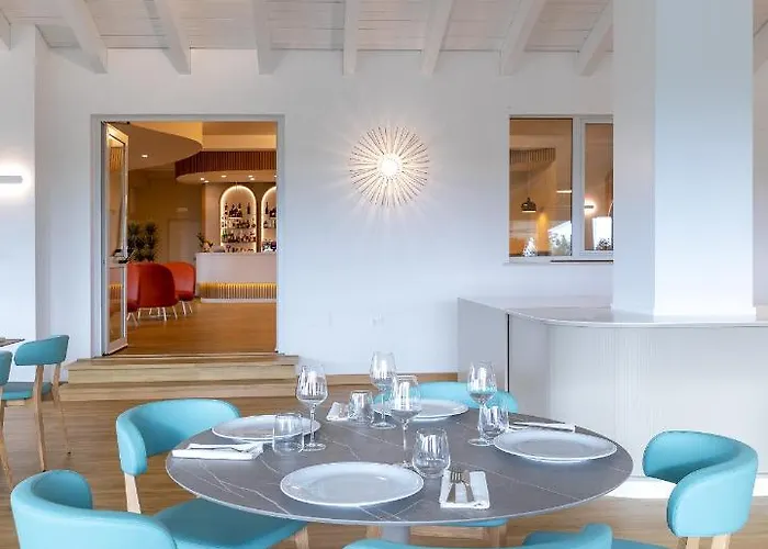 Hotel Lu' Porto Pino 4*